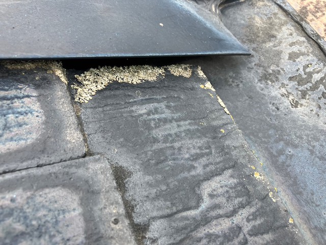 天白区スレート屋根の雨漏り修理・ケラバの収まりが悪く屋根カバー工法か葺き替え工事によるメンテナンスが必要な事例